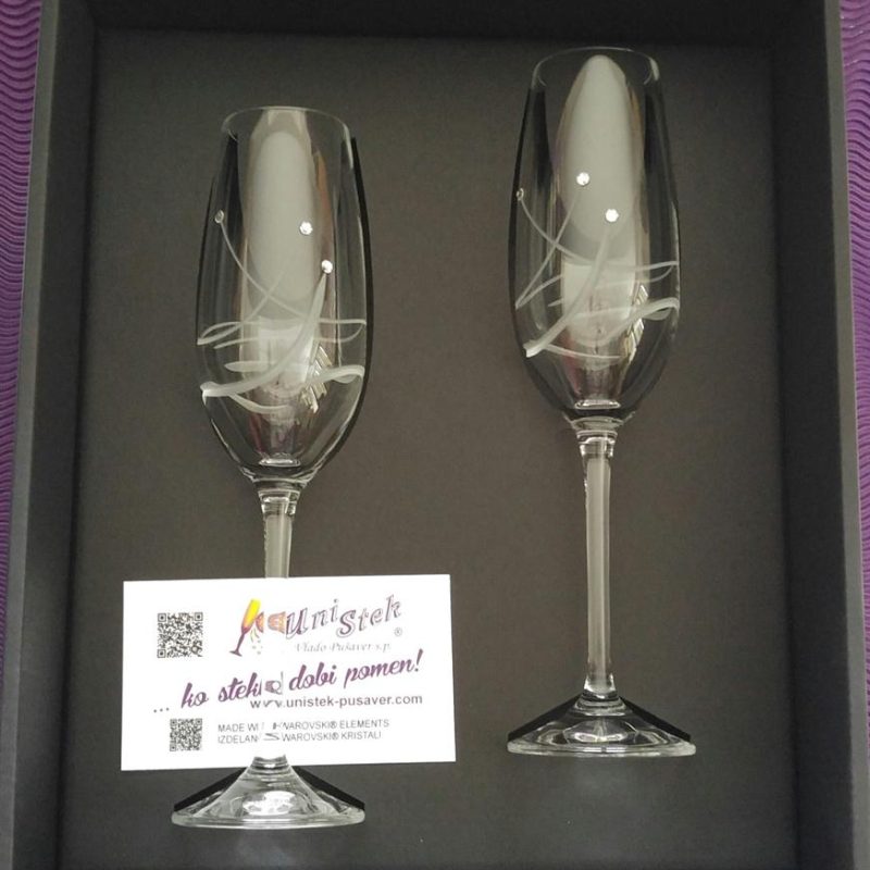 Prepletene črte s Swarovski kristali